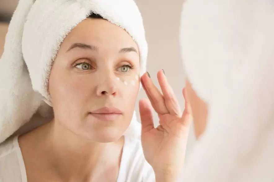 Auftragen einer Anti-Falten-Creme unter den Augen